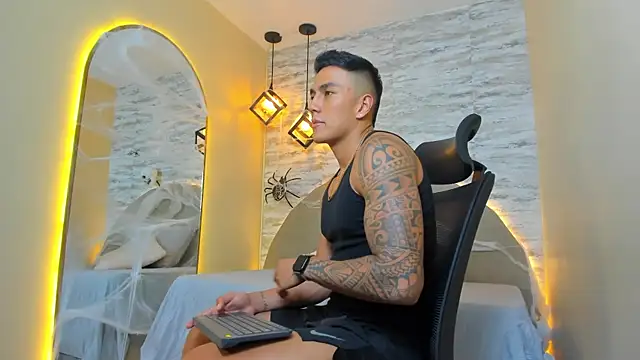 Snapshot of Aron_Bolt chatting on October 18, 9:15 pm Aron Bolt online show from October 18, 9:15 pm