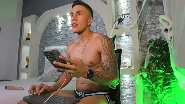 Snapshot of Aron_Bolt chatting on October 25, 11:43 pm Aron Bolt online show from October 25, 11:43 pm