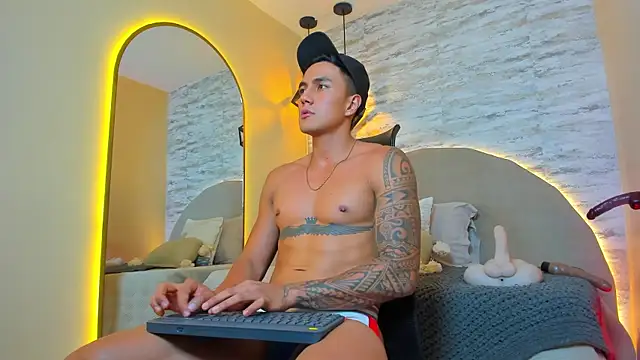 Snapshot of Aron_Bolt chatting on November 21, 12:43 am Aron Bolt online show from November 21, 12:43 am