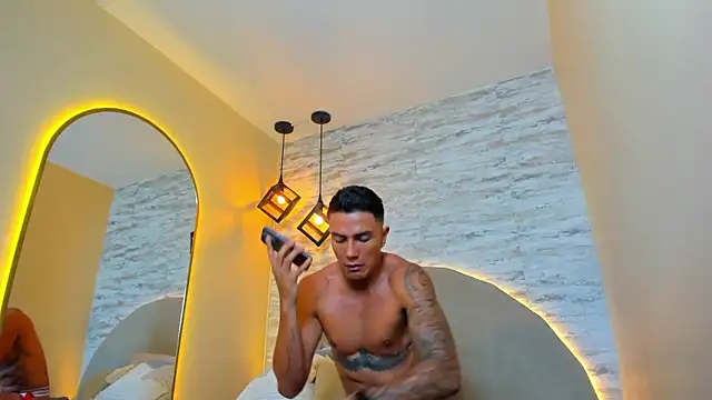 Snapshot of Aron_Bolt chatting on November 23, 12:43 am Aron Bolt online show from November 23, 12:43 am