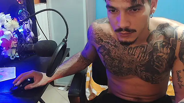 Snapshot of Badboyi1997 chatting on October 6, 1:03 am Badboyi1997 online show from October 6, 1:03 am