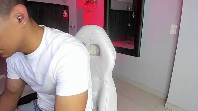 Snapshot of Lucii_fer_ chatting on November 9, 11:52 am Lucii fer online show from November 9, 11:52 am