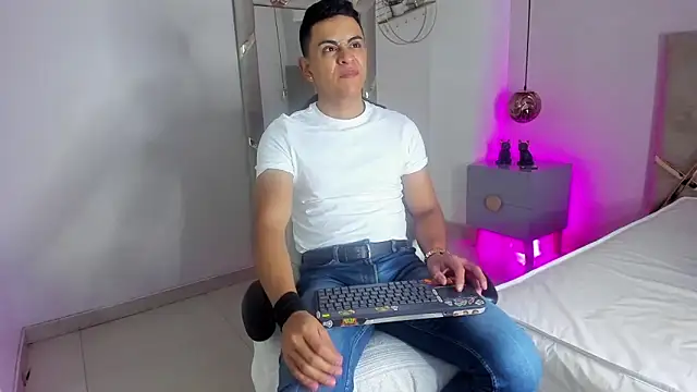 Snapshot of Lucii_fer_ chatting on November 20, 11:32 am Lucii fer online show from November 20, 11:32 am