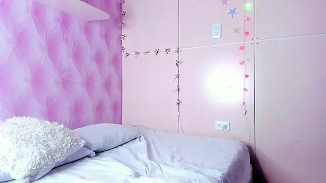 Snapshot of MarieMyller chatting on December 22, 3:00 am MarieMyller online show from December 22, 3:00 am