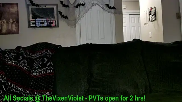 Snapshot of thevixenviolet chatting on December 17, 2:12 am thevixenviolet online show from December 17, 2:12 am