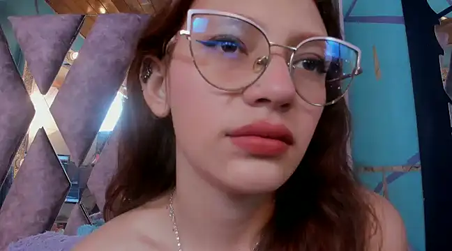 Snapshot of LARICSABLUE chatting on February 18, 3:42 am LARICSABLUE online show from February 18, 3:42 am