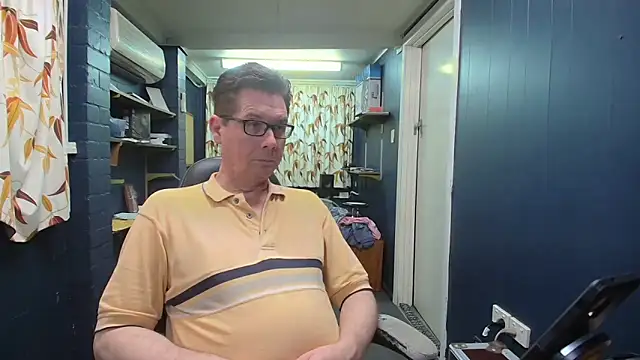 Snapshot of tilobinder chatting on October 26, 2:01 pm tilobinder online show from October 26, 2:01 pm