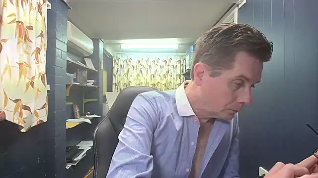 Snapshot of tilobinder chatting on October 31, 1:45 pm tilobinder online show from October 31, 1:45 pm