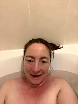 Snapshot of LouiseTswing chatting on December 1, 4:40 pm LouiseTswing online show from December 1, 4:40 pm