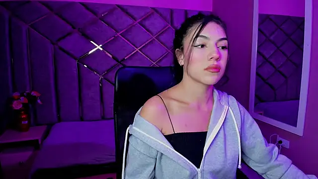 Snapshot of Poly_Sasha_ chatting on November 21, 3:49 am Poly Sasha online show from November 21, 3:49 am