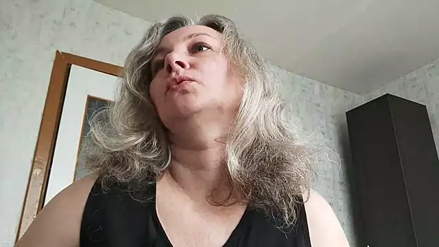 Snapshot of EdithManning chatting on May 12, 7:05 am EdithManning online show from May 12, 7:05 am