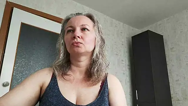 Snapshot of EdithManning chatting on June 12, 5:39 am EdithManning online show from June 12, 5:39 am