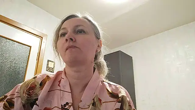 Snapshot of EdithManning chatting on June 15, 6:43 pm EdithManning online show from June 15, 6:43 pm