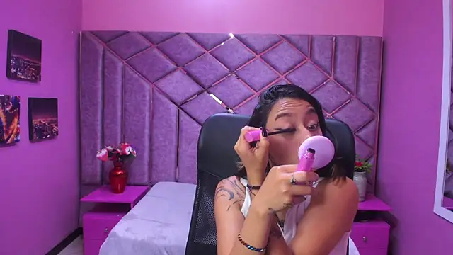 Snapshot of Miaa_Thopmson chatting on December 1, 3:06 pm Miaa Thopmson online show from December 1, 3:06 pm