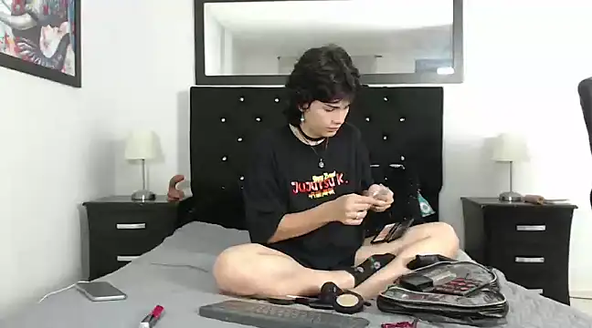 Snapshot of Caitlynwheler chatting on December 24, 2:43 am Caitlynwheler online show from December 24, 2:43 am