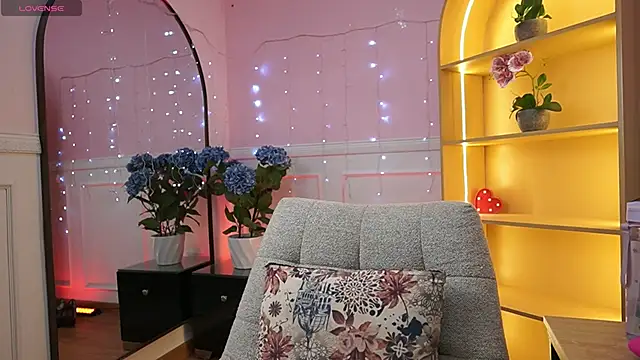 Snapshot of CattleyaScaly chatting on November 29, 8:01 pm CattleyaScaly online show from November 29, 8:01 pm