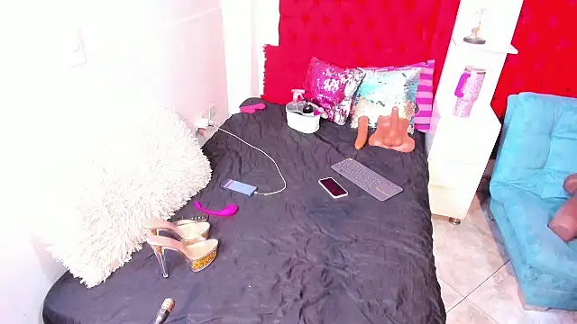 larafoxter online show from June 7, 3:32 am