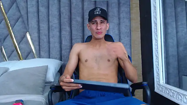 Snapshot of JakeMoxley chatting on March 10, 9:43 am JakeMoxley online show from March 10, 9:43 am