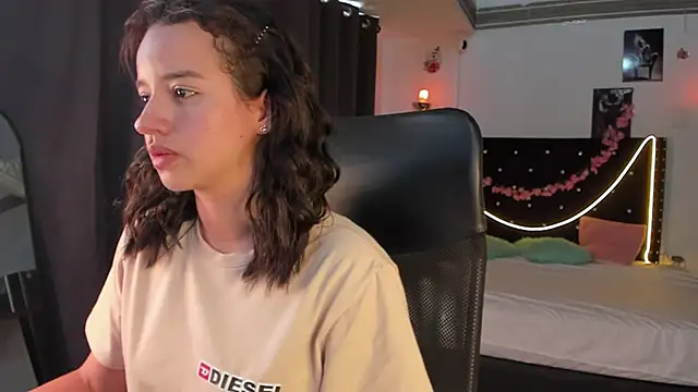 emilyrouxe online show from March 2, 5:58 pm