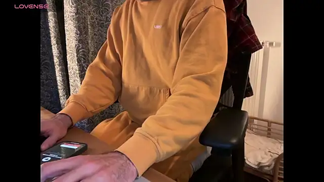 Snapshot of FrenchCamDog chatting on January 9, 11:24 pm FrenchCamDog online show from January 9, 11:24 pm