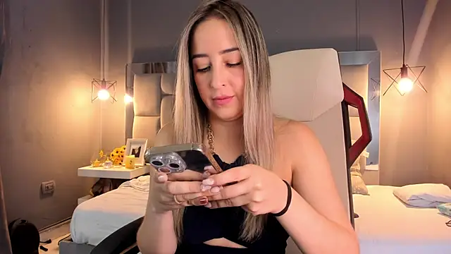 Snapshot of AliceSteel12 chatting on December 5, 12:33 pm AliceSteel12 online show from December 5, 12:33 pm