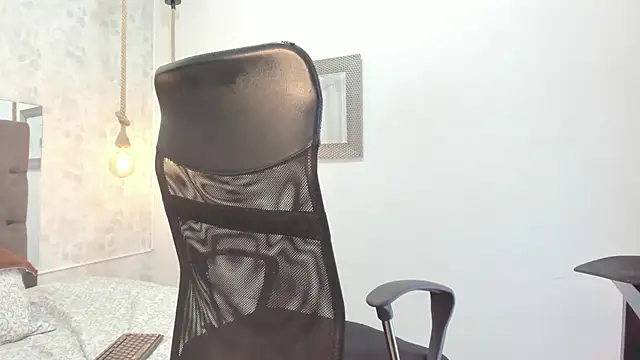 maddy cooper  online show from December 4, 1:14 am