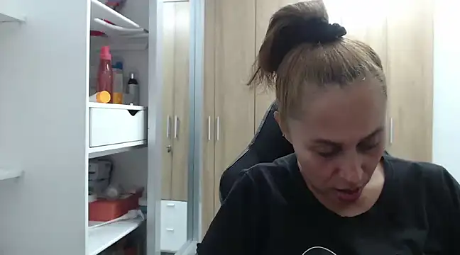 RoxanaLove9 online show from January 4, 11:59 pm