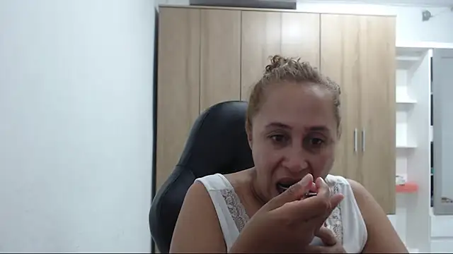 Snapshot of RoxanaLove9 chatting on May 8, 10:37 pm RoxanaLove9 online show from May 8, 10:37 pm
