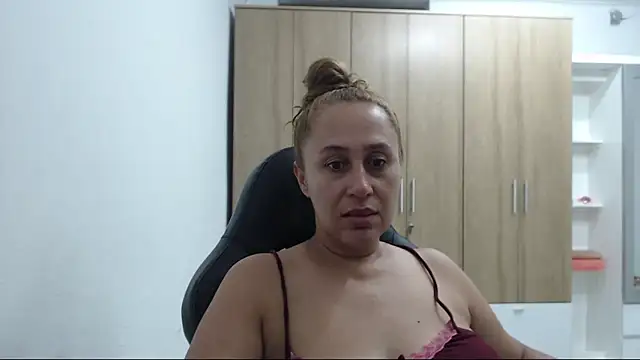 Snapshot of RoxanaLove9 chatting on May 12, 1:36 am RoxanaLove9 online show from May 12, 1:36 am