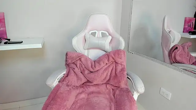 Annie9  online show from February 9, 7:52 pm