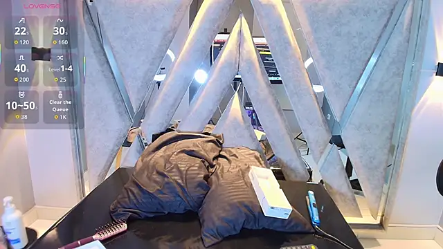 Annie9  online show from October 9, 5:05 am