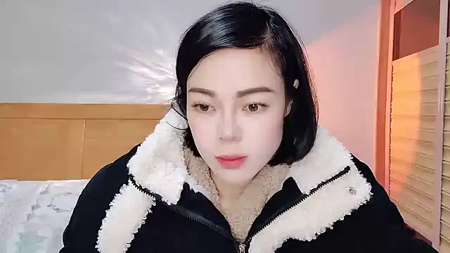 Snapshot of Linda-LL chatting on February 9, 2:28 am Linda-LL online show from February 9, 2:28 am