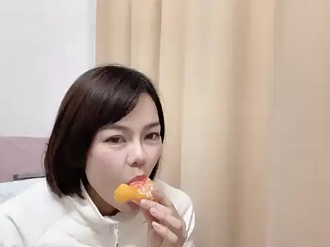 Snapshot of Linda-LL chatting on December 5, 12:58 pm Linda-LL online show from December 5, 12:58 pm