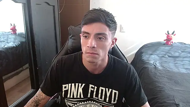 Snapshot of kv___xxx_ chatting on September 15, 8:20 pm kv   xxx  online show from September 15, 8:20 pm