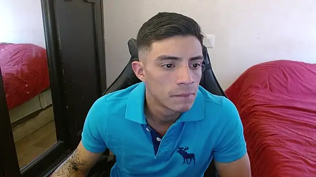 Snapshot of kv___xxx_ chatting on October 3, 5:32 pm kv   xxx  online show from October 3, 5:32 pm