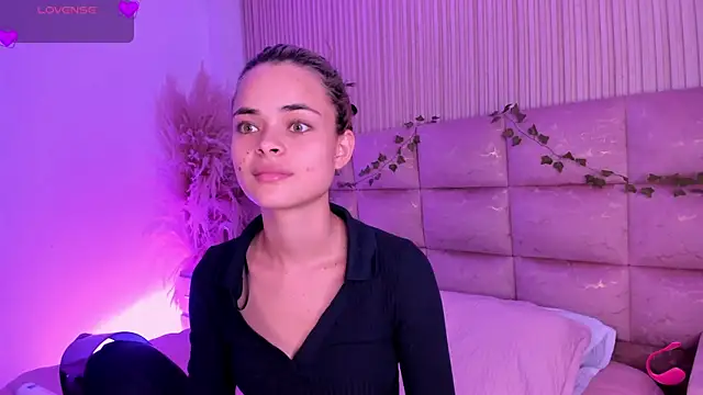 Snapshot of HannaRhodes chatting on July 1, 2:40 pm HannaRhodes online show from July 1, 2:40 pm