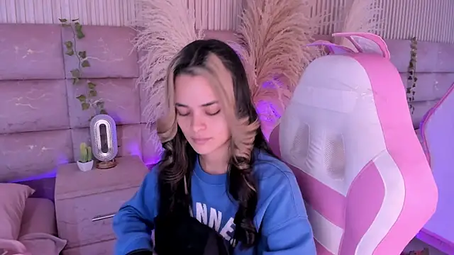 Snapshot of HannaRhodes chatting on July 14, 2:12 pm HannaRhodes online show from July 14, 2:12 pm