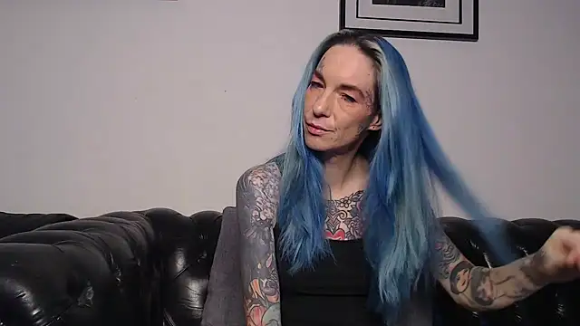 Snapshot of RavenryderUK chatting on December 7, 9:44 pm RavenryderUK online show from December 7, 9:44 pm