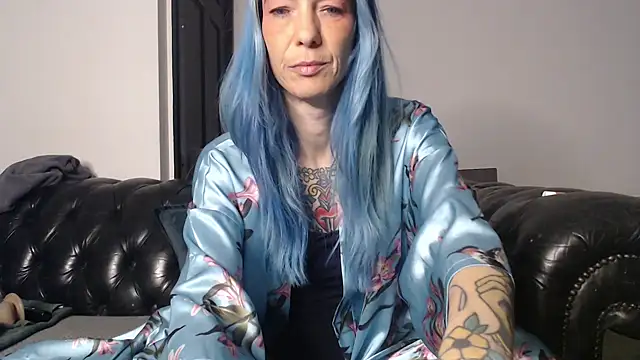 Snapshot of RavenryderUK chatting on December 14, 10:50 pm RavenryderUK online show from December 14, 10:50 pm
