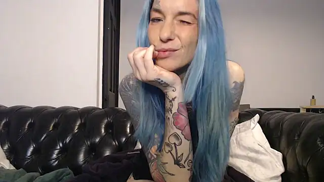 Snapshot of RavenryderUK chatting on December 24, 12:33 am RavenryderUK online show from December 24, 12:33 am