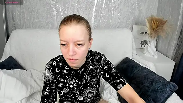 Michelle Blond online show from September 30, 7:35 am