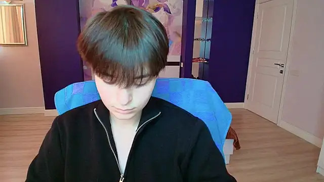 EmiliaYours online show from March 21, 2:40 pm