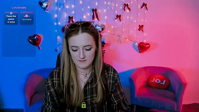 luna berryy online show from April 28, 2:38 am
