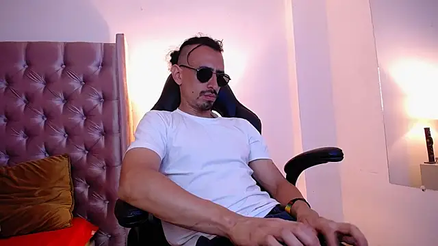 Snapshot of Sr_Magnus_ chatting on October 6, 7:17 am Sr Magnus online show from October 6, 7:17 am