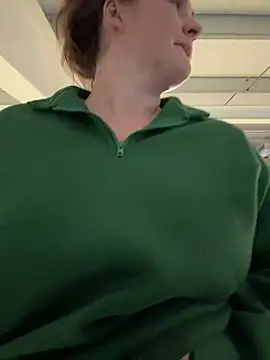 Snapshot of BustyBonnieUK chatting on March 4, 10:05 pm BustyBonnieUK online show from March 4, 10:05 pm