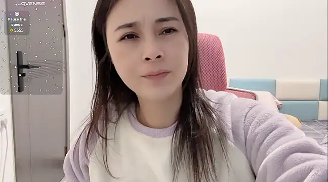 Snapshot of Qwi-V1 chatting on December 23, 12:30 pm Qwi-V1 online show from December 23, 12:30 pm