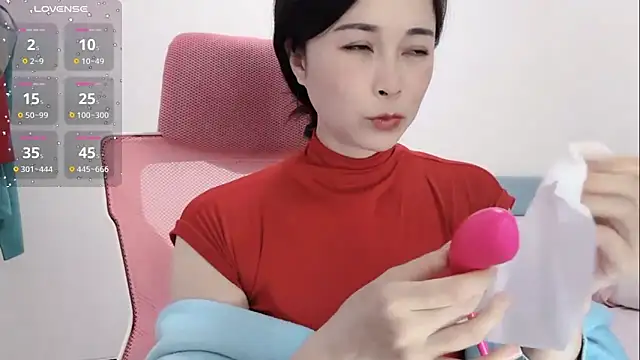 Snapshot of Qwi-V1 chatting on January 18, 11:55 pm Qwi-V1 online show from January 18, 11:55 pm