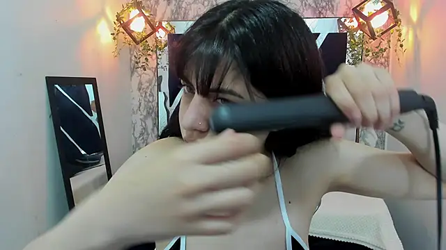 Snapshot of Violet_m chatting on December 1, 5:35 pm Violet m online show from December 1, 5:35 pm