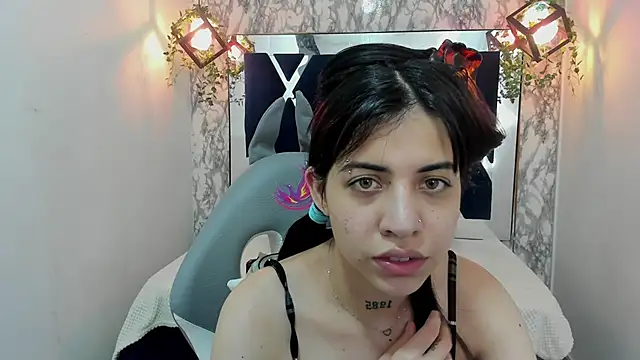 Snapshot of Violet_m chatting on December 7, 7:10 pm Violet m online show from December 7, 7:10 pm