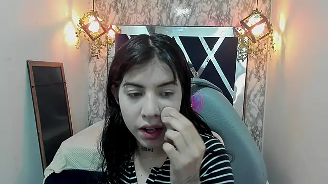 Snapshot of Violet_m chatting on December 10, 6:28 pm Violet m online show from December 10, 6:28 pm